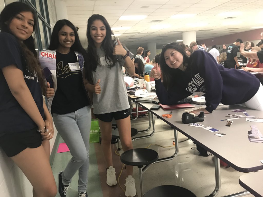 mkdybq's tweet photo. 💚💜Chantilly YERDS rock wearable Yearbook fashion! #chantillypride #CHSOdyssey https://t.co/Si0loRY9Ev