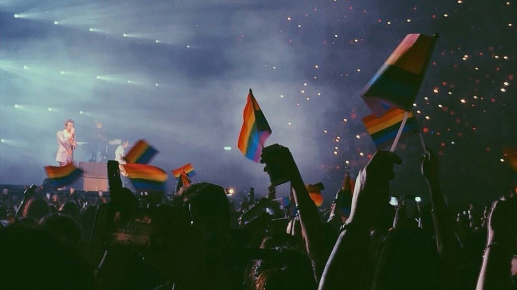 sweetenershar's tweet photo. 02.04.18 Milan, Italy.
"I’m here because of you, i continue to do it for you and everything is because and for you. Thank you so much, i owe you my entire life. You all have my heart, i love every single one of you, thank you so much for being here tonight."
—Harry Styles. https://t.co/Daf7DtrzxW