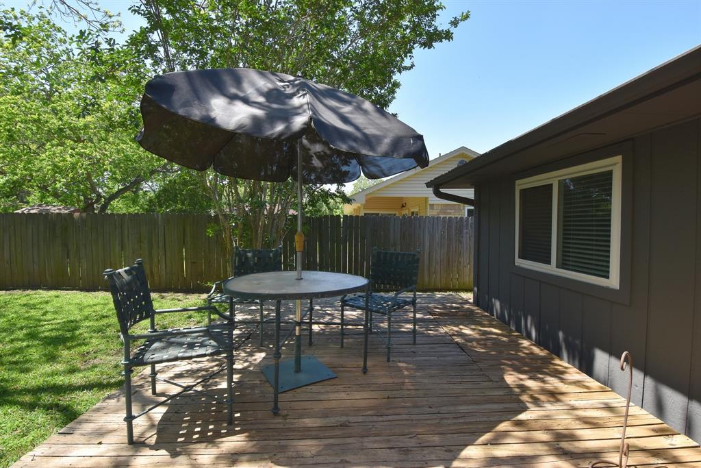 zig_zan's tweet image. Single Family Home pearland

The seller has recently installed #carpet and laminated #wood floor, fresh interior and exterior paint Double pane #windows  #High_ceiling family room Updated #bathroom Large #backyard with storage shed and deck 

 Visit: goo.gl/oytUoE