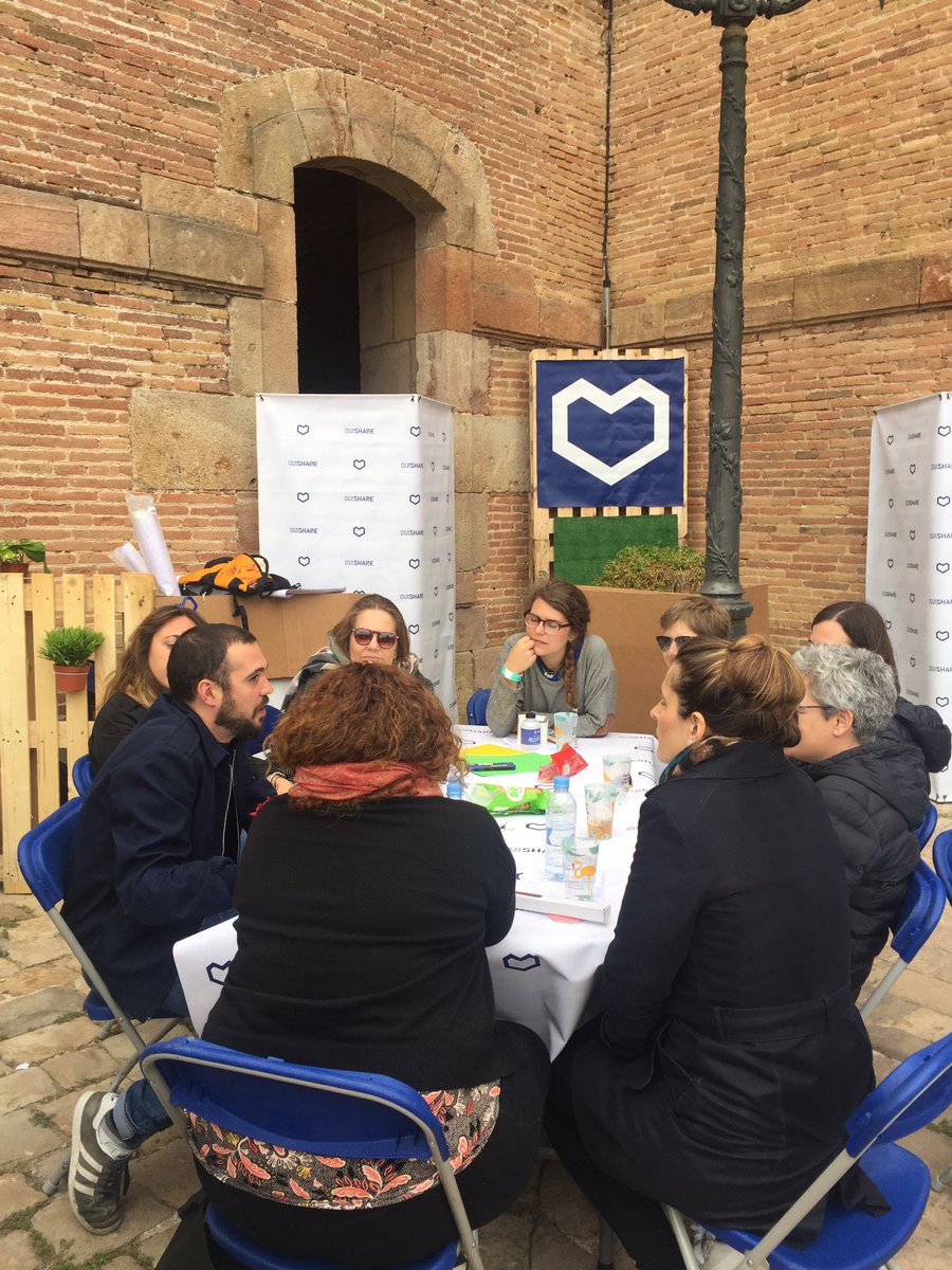 Talleres de <a href="/Ouishare/">Ouishare</a> : economía colaborativa y empoderamiento ciudadano, pásate por nuestro #karmasquare ! #vermutsolidario #vs12 #batirelrecord