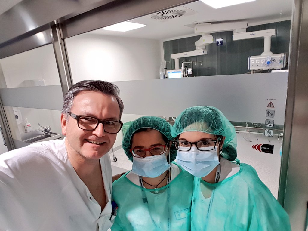 chuchencio's tweet photo. Cuidados de calidad sin olvidar a la persona 🖐🖑 en  #HospitalClínicoValladolid #EnfermerasTeCuidan con el equipo de profesionales de #ReaHeart💓 #otraformaesposible
#humanizacion #nursesday2018 #DiaInternacionaldelaEnfermera https://t.co/lumUTcqNdR
