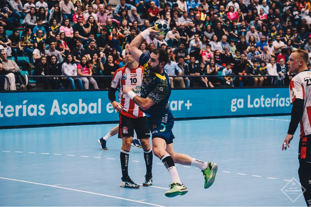 balonmancangas's tweet photo. Menos dunha hora para que comece a penúltima proba desta tempada! Toca seguir pelexando e traballando para rematar na mesma liña 💪💪
A partir das 17.00 horas, todos pendentes do partido fronte o @BmHuesca !!
#SempreLoitando
#Asobal
#EnCangasNinguénSeRende https://t.co/hh3N4ihmXe