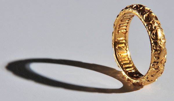 YorkshireMuseum's tweet photo. The #MiddlehamRing (AD 1400-1425) is thought to have been given to Ralph Neville, Earl of Westmoreland, by King Henry IV. Find out more in our current #MedievalYork display. https://t.co/hdsC549HcV https://t.co/5bQxtgeqrp