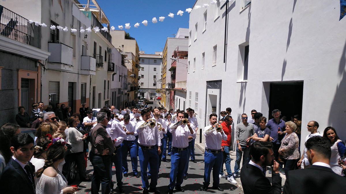 GRACIAS!!!! A la <a href="/BCTSaludHuelva/">Virgen de la Salud</a> por el acompañamiento a nuestra Cruz de Mayo en la mañana de hoy