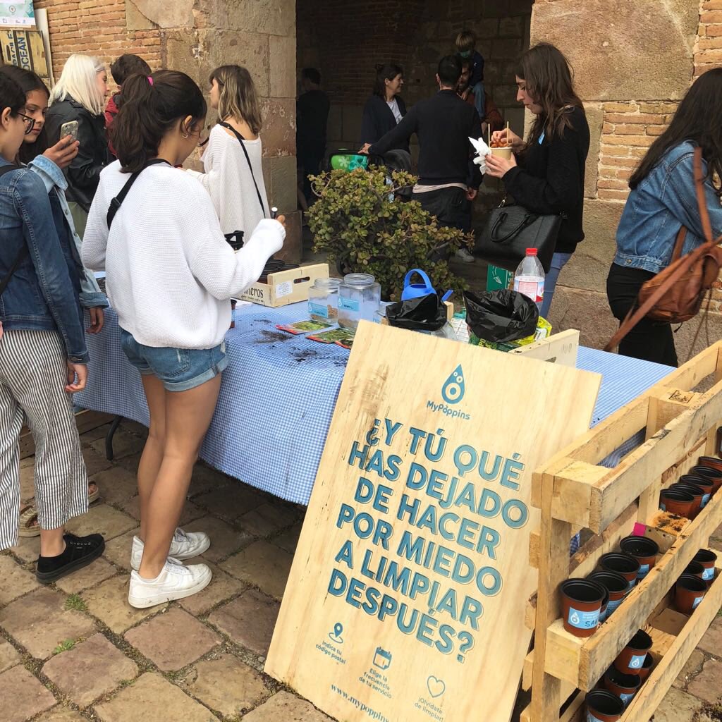 Huerto urbano de <a href="/MyPoppins_app/">MyPoppins_app</a> : aprende a plantar tus propias verduras mientras ellos se ocupan de las tareas de casa #vs12 #vermutsolidario #Batirelrecord #havefun #HelpTheWorld
