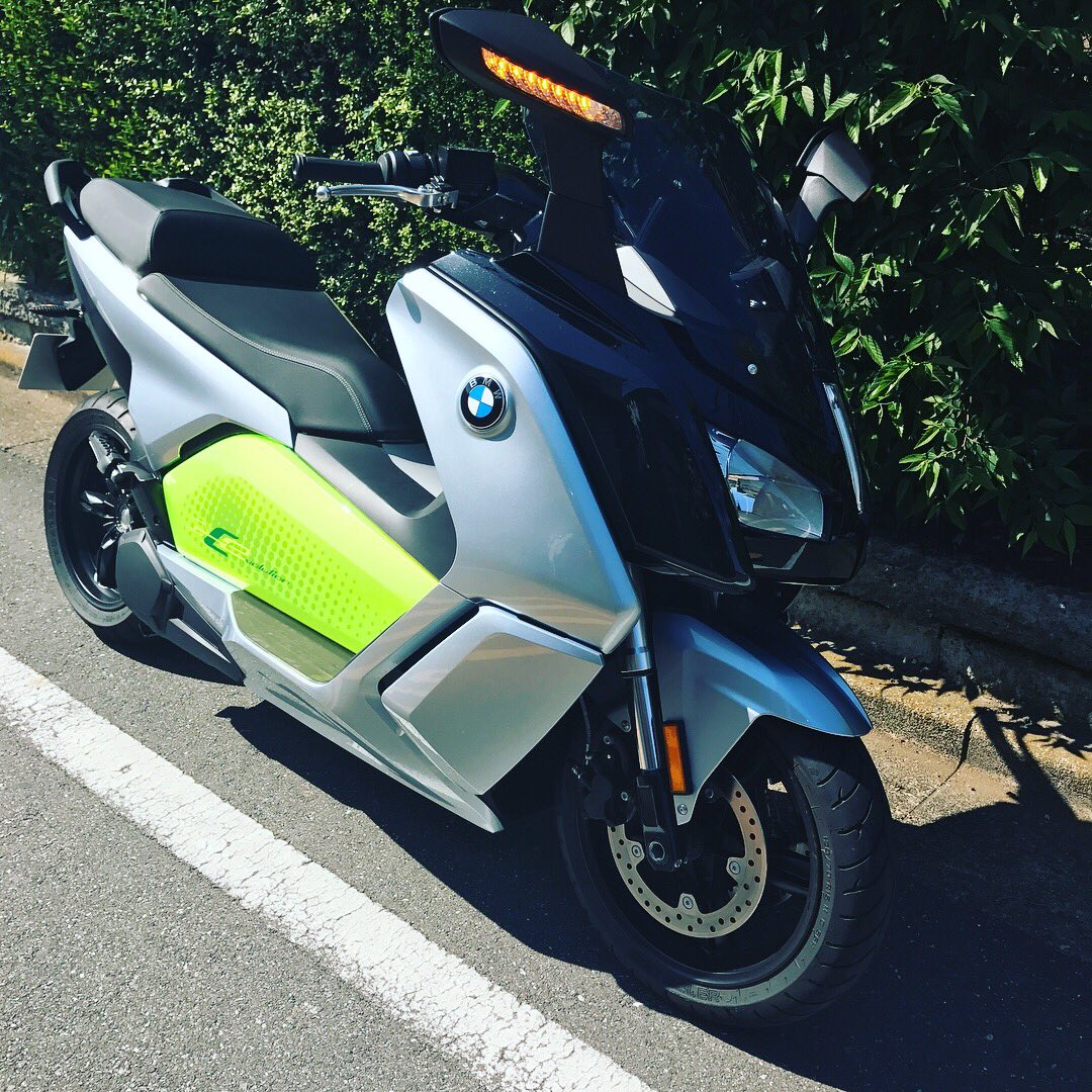 ducatimhr's tweet image. #モトラッド杉並 で #電動スクーター #Cevolution を試乗してみた。
発進時はモーターならではのぶっといトルクで一気に加速。小径ホイールを感じさせない直進安定性も素晴らしい。アクセルオフ時の回生ブレーキの効きも素晴らしく、街中では完全停車時以外にはブレーキレバーはあまり握る機会がない。