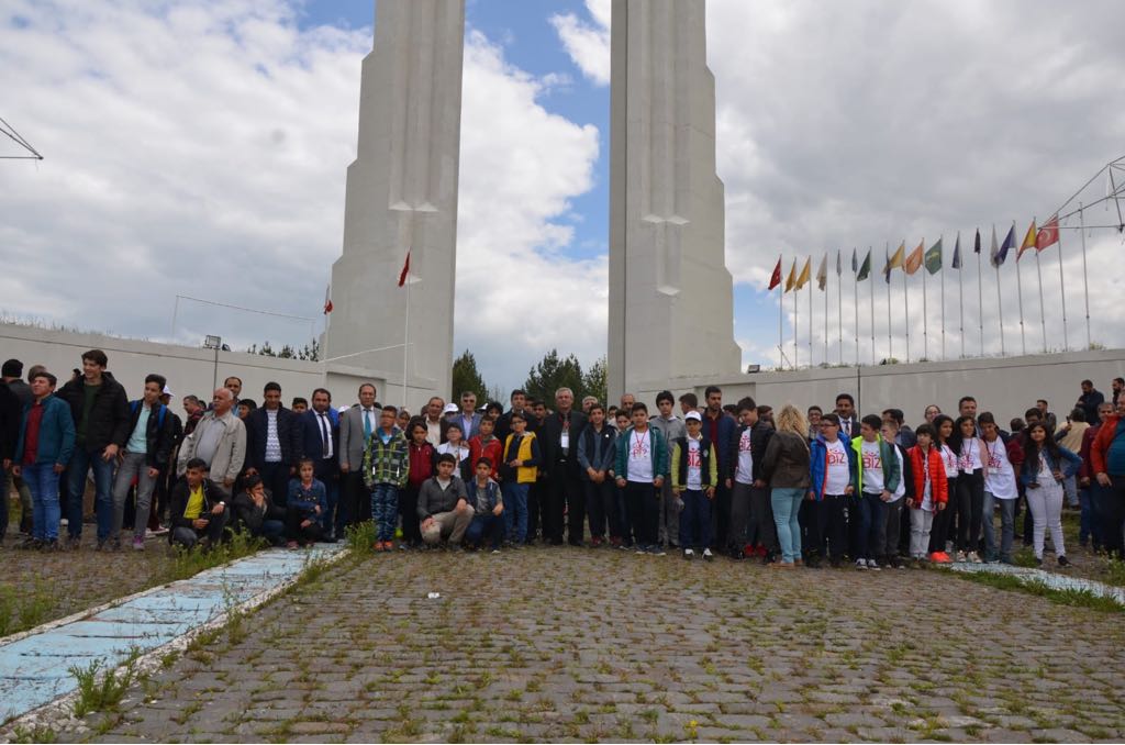 TC_icisleri's tweet photo. Cumhurbaşkanımızın eşi Sn.@EmineErdogan'ın himayelerinde gerçekleştirilen #BizAnadoluyuz Projesiyle 45 ilimizden 270 öğrencimiz Muş ve Bitlis'i ziyaret etti https://t.co/qlJLEXd3f0