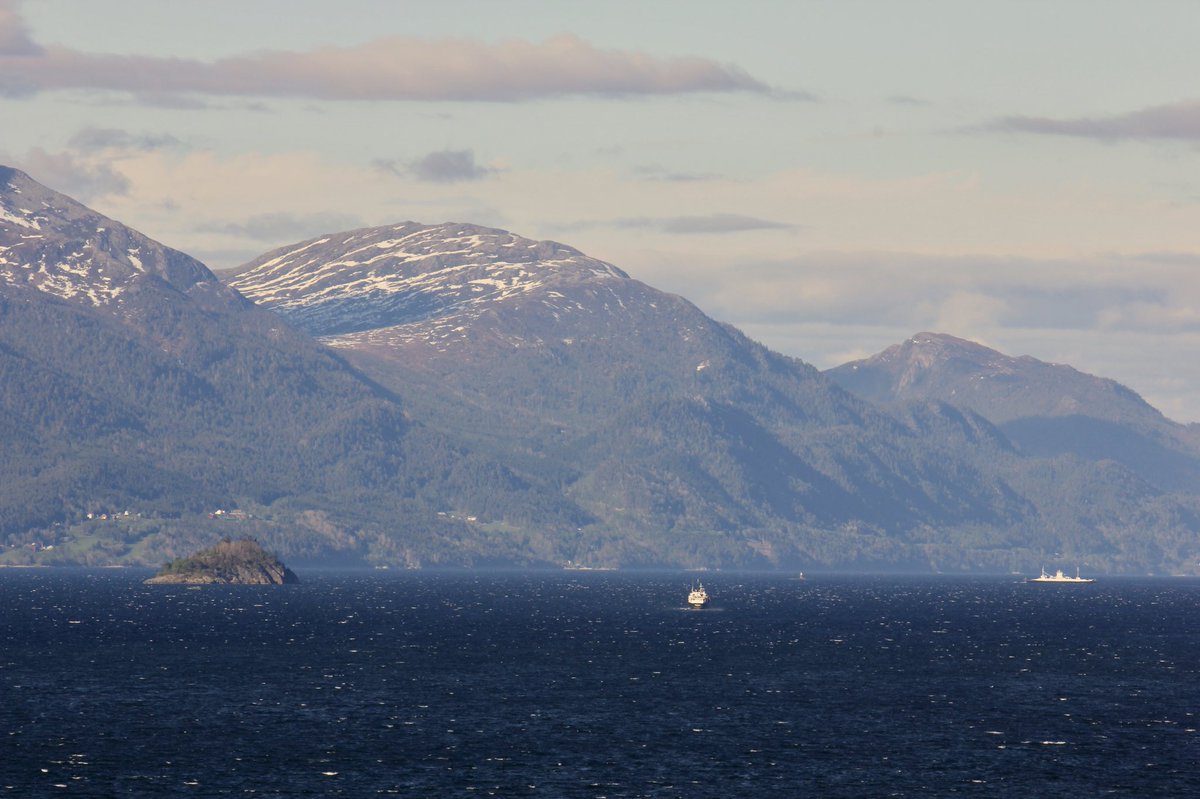 Kan dufte
våren

Lyset
er for øyne

Vinden
synger 

Bølger vugger
våren i søvn