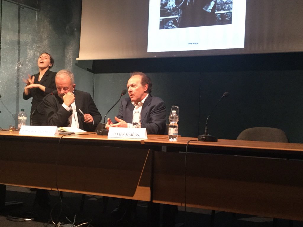 Einaudieditore's tweet photo. «Scusate il mio italiano, ogni tanto ho dei problemi col congiuntivo», dice Javier Marías.
«Anche gli italiani», ribattono dalla platea.

#salTo18 https://t.co/wwcDGmFXlI