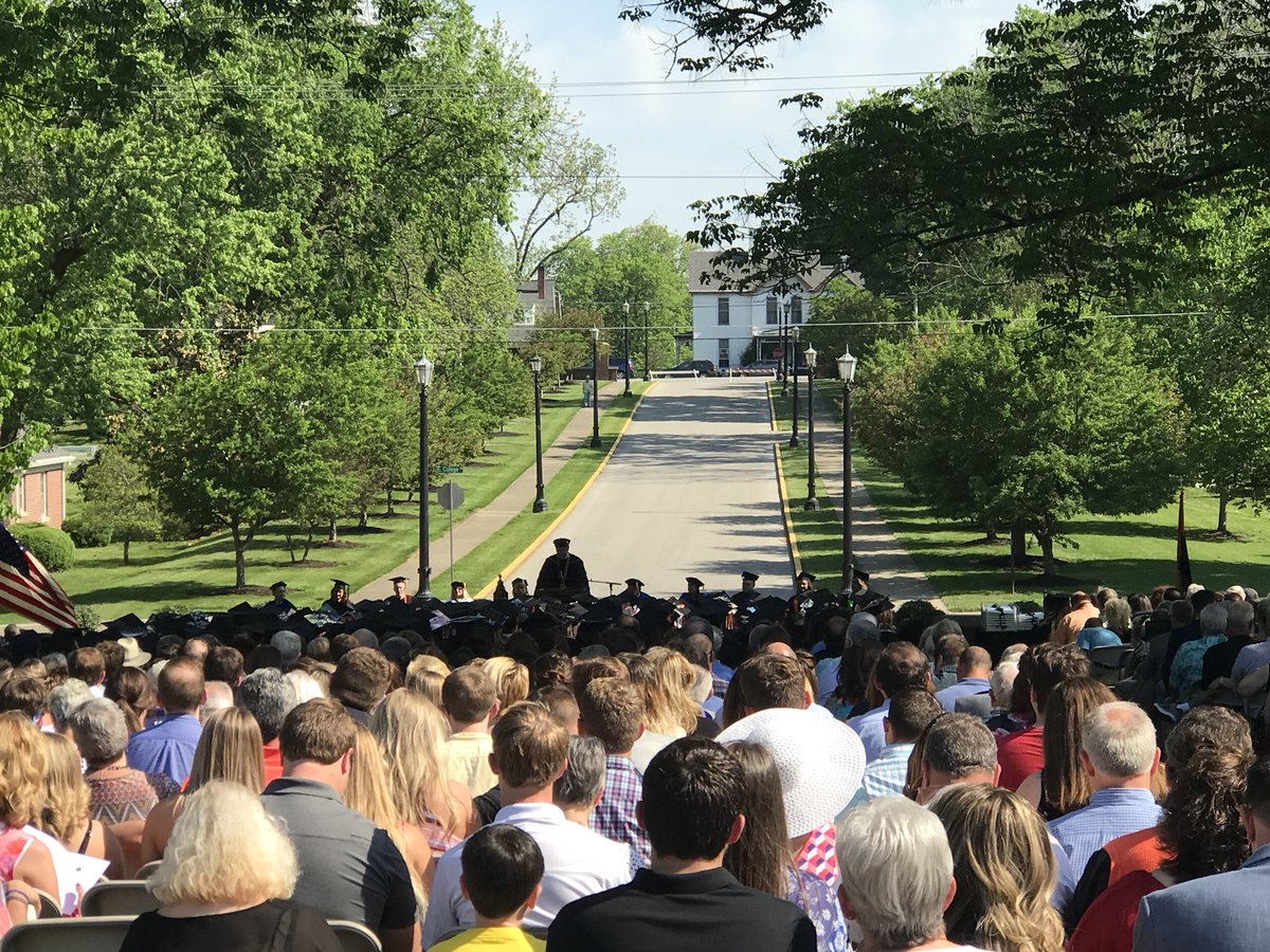 raettagoins's tweet photo. Beautiful morning on Gidding’s Lawn. Congratulations to the Georgetown College Class of 2018!! #Gtowncollege https://t.co/FTbEViSulj