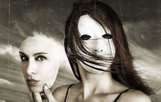 मुखौटे लगे चेहरे क्यू पसन्द आते हैं सबको.......
सादगी भरे सच्चे लोग क्यू तन्हा रह जाते हैं.....