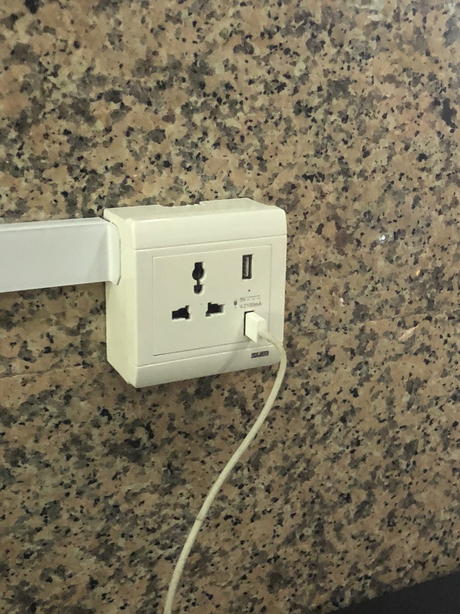 Milamber_M's tweet image. At RIPAS. Uumm, tried to charge me phone but the plug ain’t working. Rah siapa kan di report ni? #ripas #chargingportnotworking #ripashospital #cbtl #Brunei