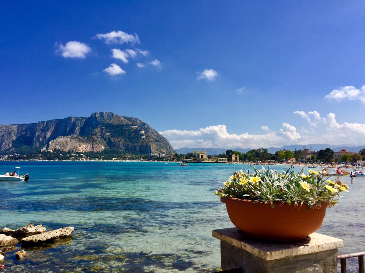 CastellanaClemy's tweet photo. La mia terra è la più bella
del mondo ❤️
Saluti da Mondello 🌹🌞
#mondello
#palermo 
#sicilia 
#fortunachecisei 
#inmezzoalmondo 
#miofratello https://t.co/NrwSyWMNIi