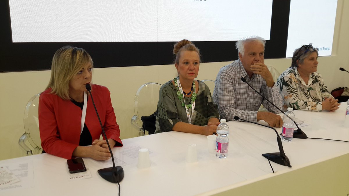 CittaMetroTO's tweet photo. #12maggio #SalTo18 nello stand di @CittaMetroTO e @twitorino con l'esibizione in #francoprovenzale del gruppo #BlulAzard si apre il dibattito su #linguemadri con @CossuSilvia @Chambra_dOc #GiacomoLombardo #InesCavalcanti  @carlinagatti https://t.co/FzPMmfDf1b