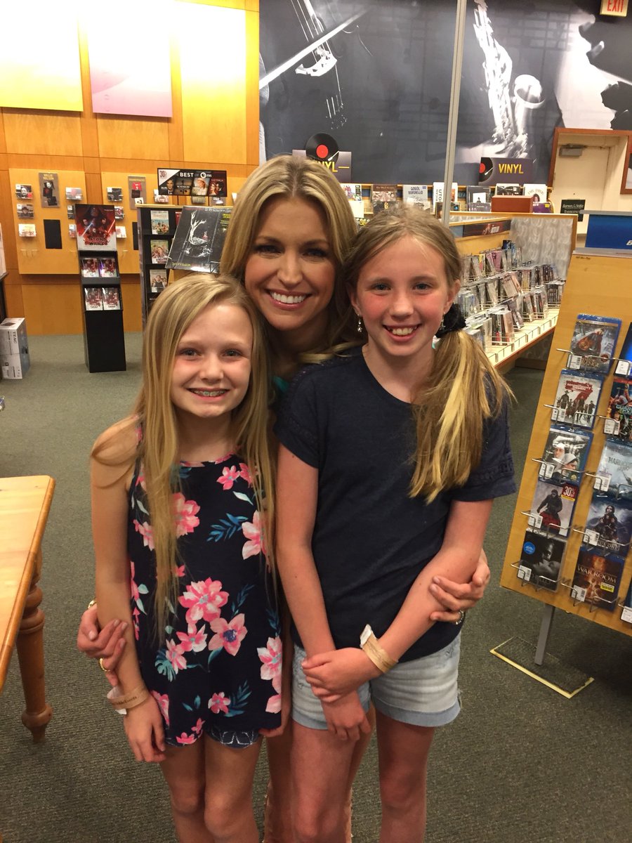 ainsleyearhardt's tweet photo. Some photos from last nights book signing @BNMountPleasant! Thank you for supporting my new book, #TheLightWithinMe. #grateful @foxandfriends https://t.co/wCIYf2v99m