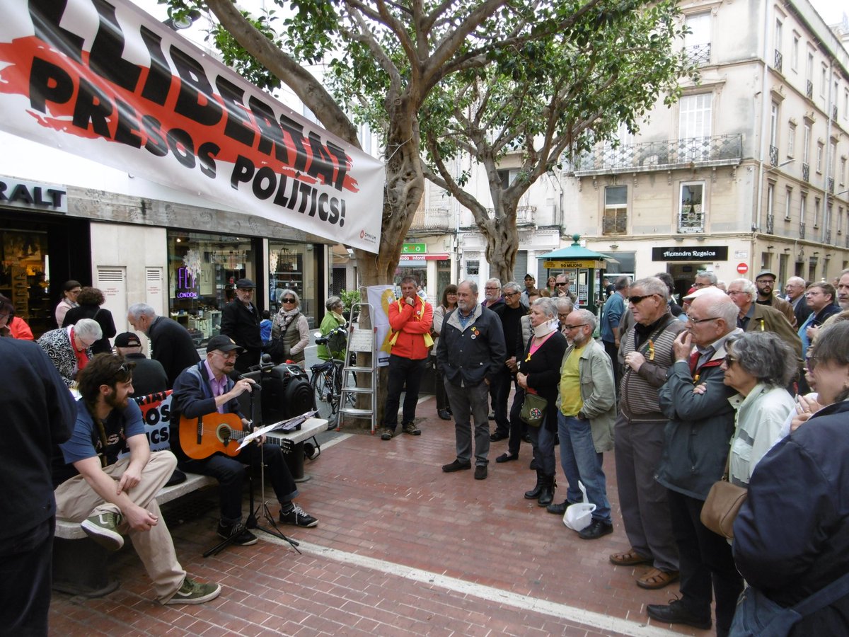 1octBP's tweet photo. Un dissabte més de #música per la #LlibertatPresosPolítics al carrer dels cafès de #ElVendrell amb grallers i l’actuació de Pitxi i també amb notícies de @jordialapreso de la veu de @llasat_m #DemocràciaBP https://t.co/AvUoQgZj1s