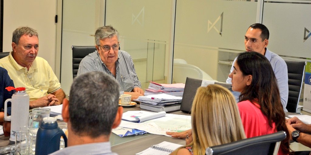 EntidadEnlace's tweet photo. 🔧Reunión Ejecutiva Semanal N°116 #PuertoLasPalmas

Construir un Puerto Provincial para mejorar la competitividad de los productos Chaqueños optimizando costos de logística

@domingopeppo
@echezafabian
@OcampoAlc
@pacozisuela
@josecarbajal_ar
@EduardoMeichtry
@UCAR_Agro
@Fonplata https://t.co/pk1J5FBr3C