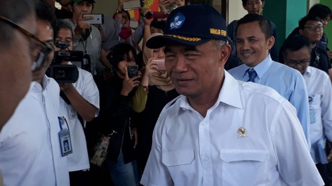 RadioElshinta's tweet photo. Mendikbud minta guru bersabar tunggu pencairan TPG. https://t.co/fnvjFEb1Aj #ElshintaWeekend https://t.co/GNO6WsziSb