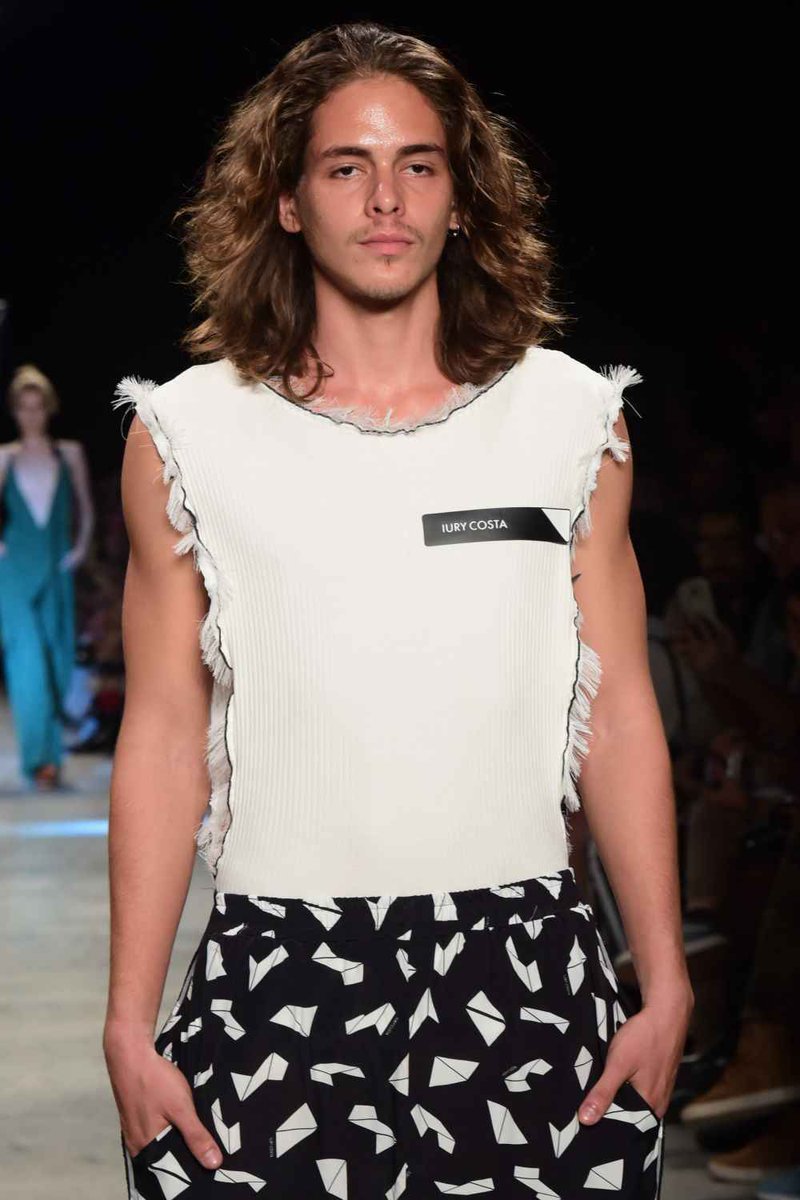 MaleFashTrends's tweet photo. Gráficos de pies a cabeza y denim deconstruido conforman la apuesta de Iury Costa en la semana de la moda de Dragao https://t.co/dtnomO8HMN #DFB #DFB2018 https://t.co/r19PqDlsuR