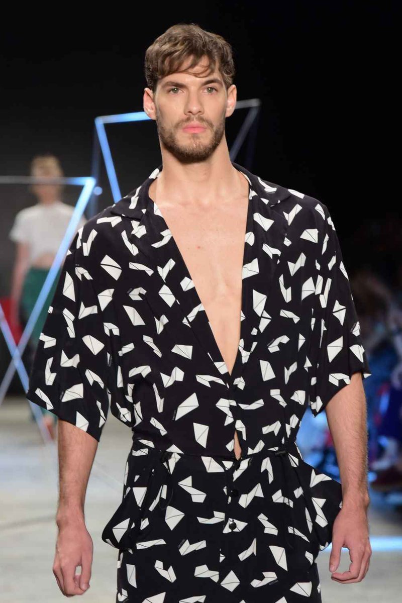 MaleFashTrends's tweet photo. Gráficos de pies a cabeza y denim deconstruido conforman la apuesta de Iury Costa en la semana de la moda de Dragao https://t.co/dtnomO8HMN #DFB #DFB2018 https://t.co/r19PqDlsuR