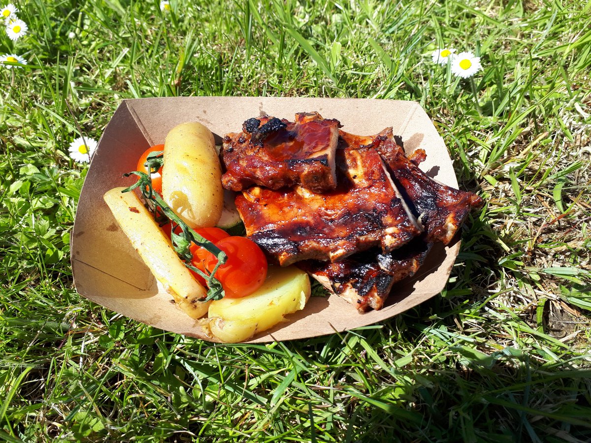 Hungry for something different in #coClare today? Come to #lisdoon to the #BurrenFoodFest some really nice al fresco options on offer here.