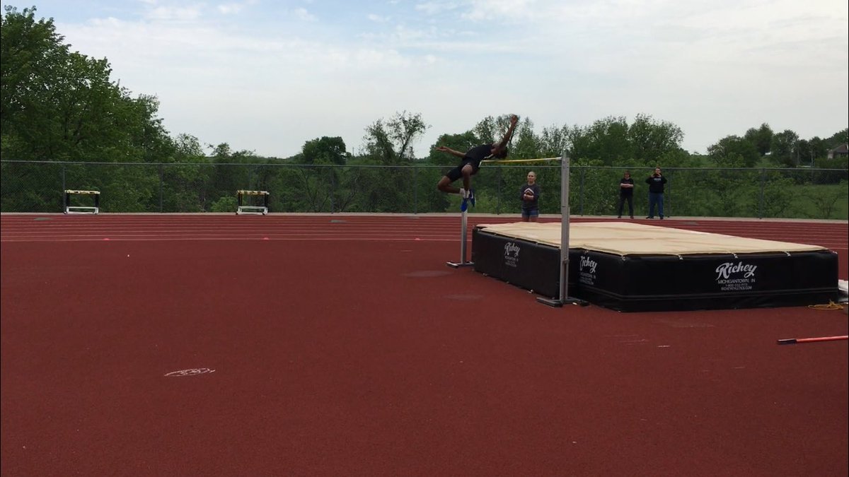 TylerRickard's tweet photo. Congrats to Brad (5’10”, 4th Place) and Cade (6’2”, 2nd Place) for moving on to Sectionals next week! #relentless @kearneybtf @BulldogsKHS @KHS_TV https://t.co/qye42XTprN