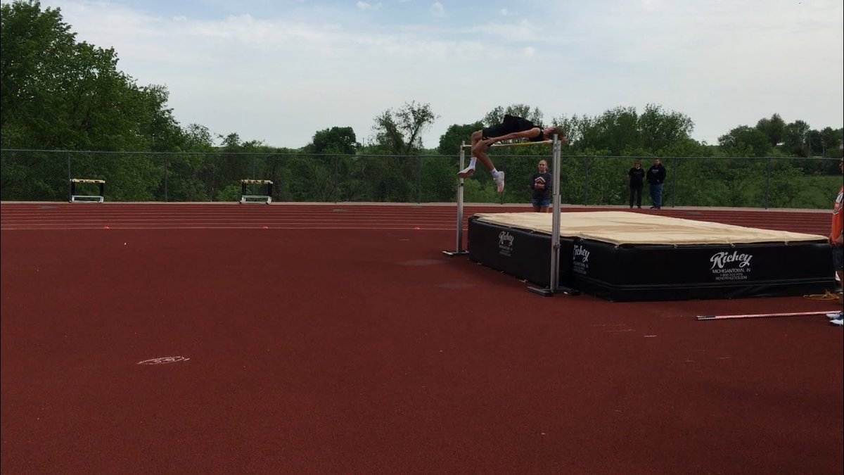 TylerRickard's tweet photo. Congrats to Brad (5’10”, 4th Place) and Cade (6’2”, 2nd Place) for moving on to Sectionals next week! #relentless @kearneybtf @BulldogsKHS @KHS_TV https://t.co/qye42XTprN