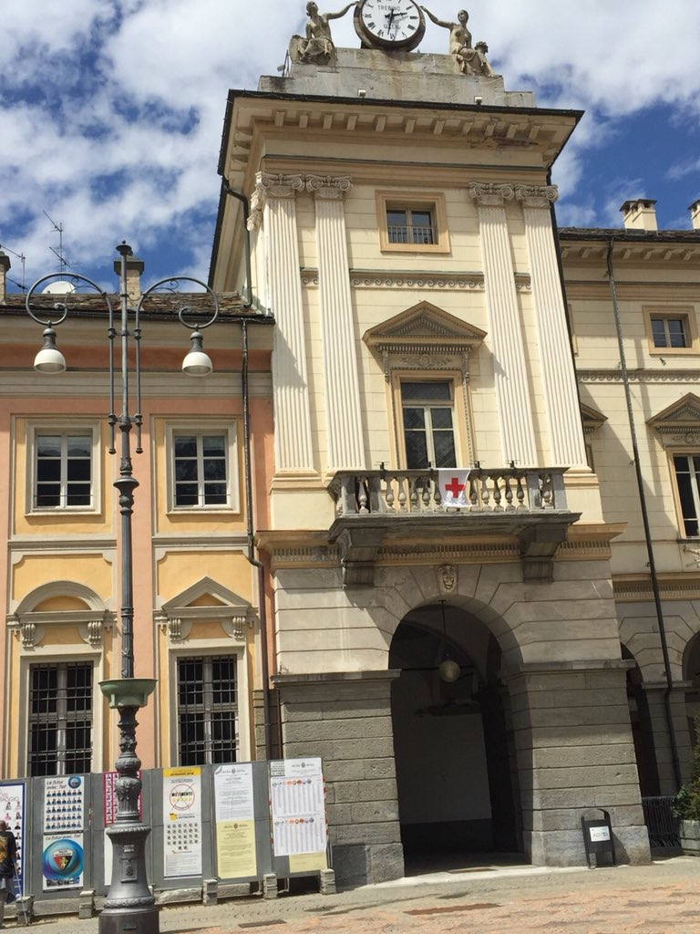 ndovai's tweet photo. Metafore politiche: a una settimana dal voto, sul balcone del municipio di Aosta governato da un sindaco Pd sventola la bandiera della Croce Rossa. #regionalivda https://t.co/dVYpARtkjb