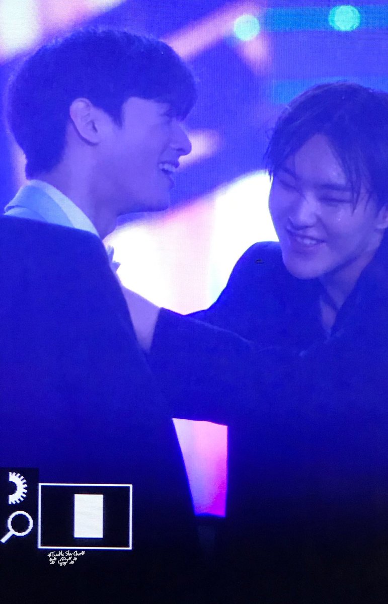 180512 dream concert 2018 with dongmin and soonyoung interacting during the goodbyes꒰  #은우  #호시  #차은우  #세븐틴  #아스트로 ꒱ https://twitter.com/twinklestar_cha/status/995311419854737408?s=21