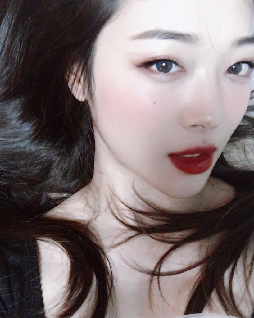boksungi's tweet photo. 진리를 닮은 석류 #설리 https://t.co/2UGhNg9FNe
