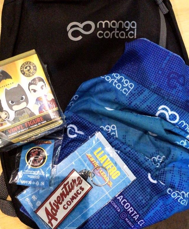 MangaCorta's tweet photo. Estas en comiccom?? Este sorteo es para tiii!! 1. Tómate una foto en nuestro stand o con nuestra harley quinn 2.Etiquétanos en Instagram y listo! estarás participando por este kit: *Mochila *Bandana *MiniFunko *Pin *Llavero https://t.co/CUX7SYj3OS https://t.co/92oJyKYJ65