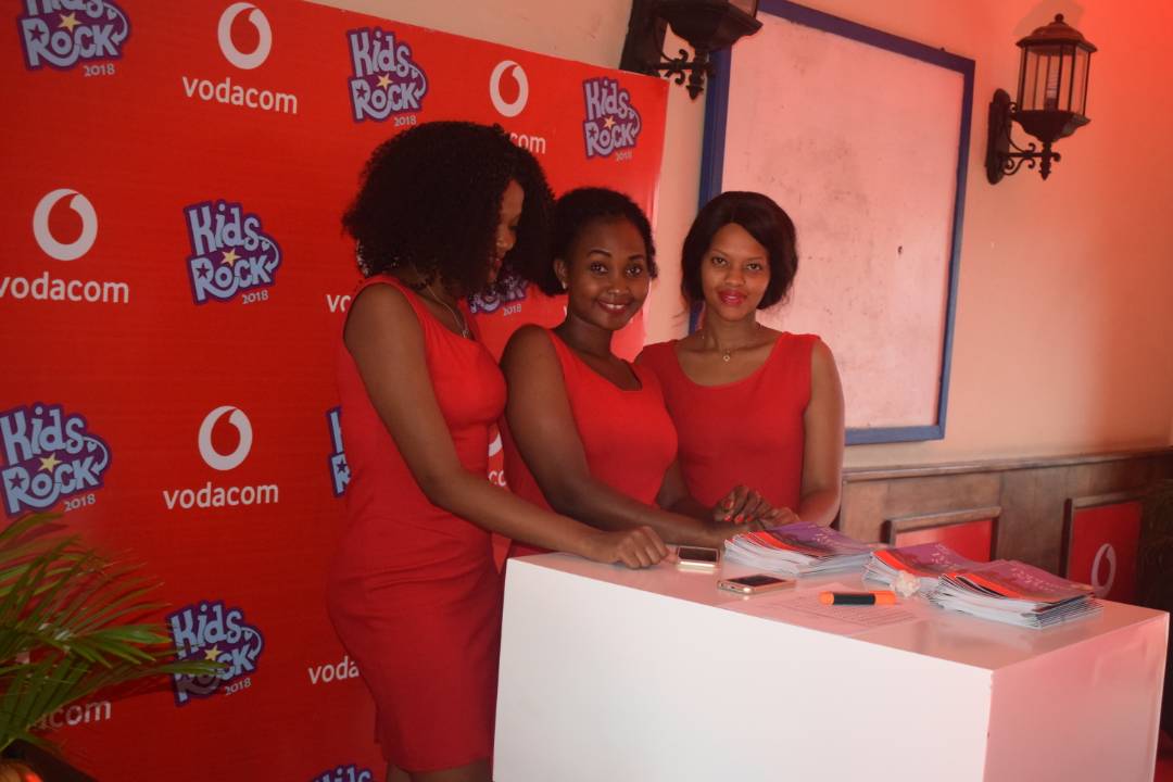 VodacomTanzania's tweet photo. Tupo pamoja na warembo wetu, ambassadors wa #REDRLX wapo tayari kutoa maelekezo mbalimbali kuhusu bando letu linalokuwezesha kuishi bila wasi. Kuna faida mbalimbali unapojiunga na bando la RED, ntazielezea kwa ufupi hapa chini. #Kidsrock #MtandaoSupa #VodacomRED https://t.co/Z7xAPq8dXr