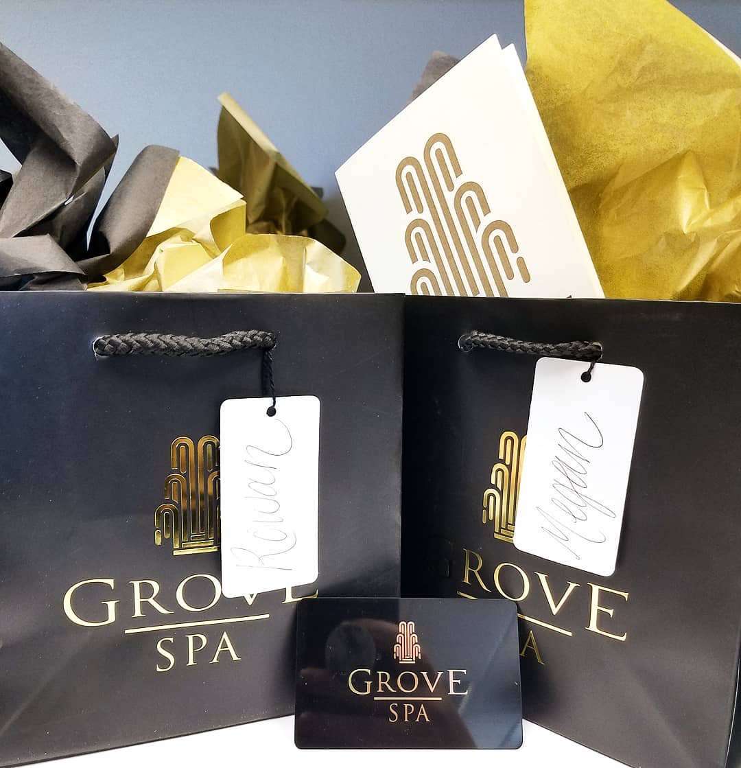 GroveSpa's tweet image. There is still time to swing by and pick up the gift Mom really needs this year - some pampering and relaxation time! 💆‍♀️ 
We are open until 5pm today, so stop by to pick up a gift card for Mom, and earn some Grove Gold rewards, too! ✨ #grovegold #mothersday #sgf #grovespa