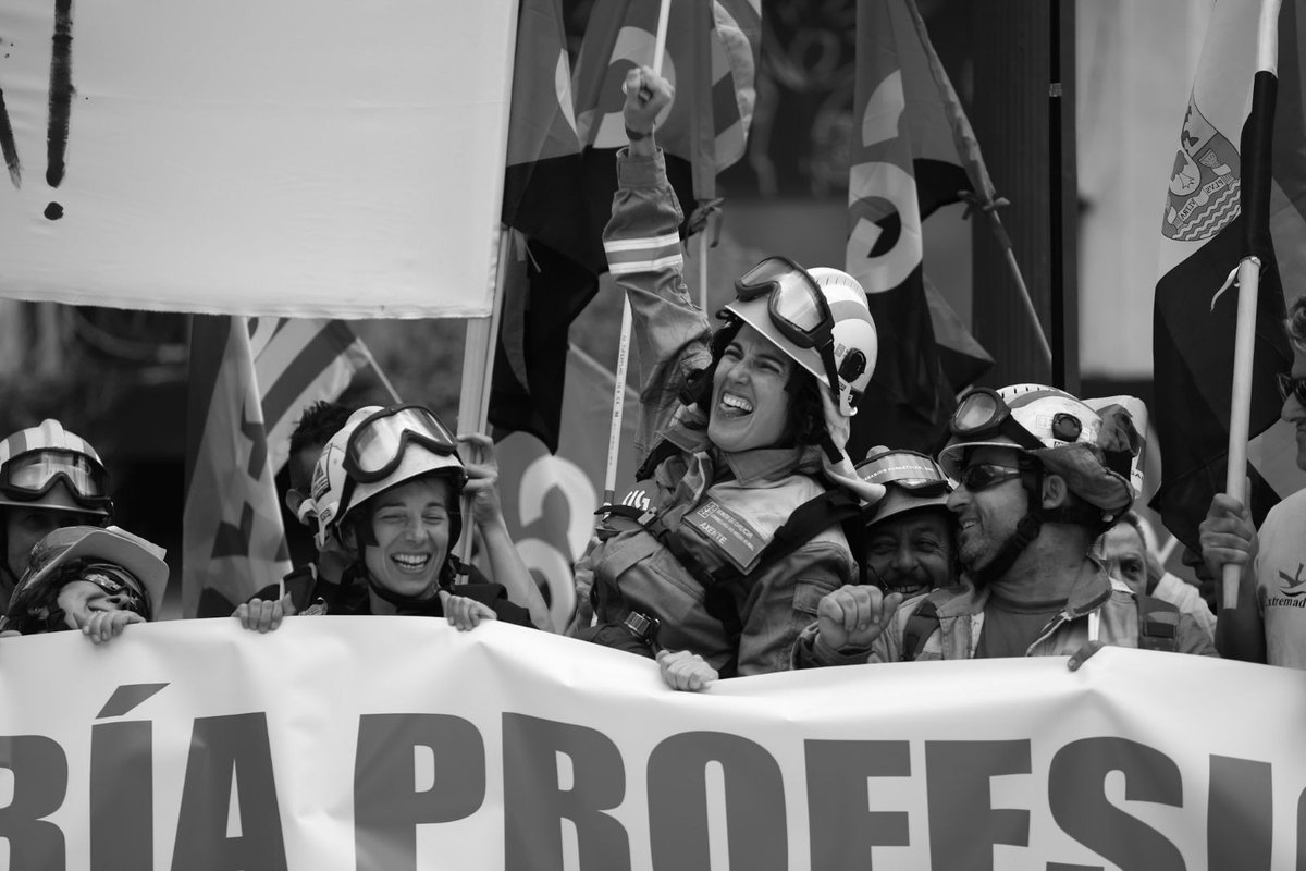 PASBF's tweet photo. Difícil explicar todo lo q dicen estas imágenes en 140 caracteres y el sentimiento de una profesión.
Grandes!!! la familia de esta Plataforma y todas las organizaciones que la engloban. Fotos: Alberto Astudillo
#BomberosForestalesSI 
#ReconocimientoProfesional https://t.co/CKt9iWzk3M