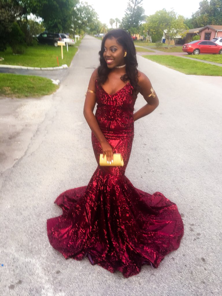 CareyK_'s tweet photo. Fine Like wine ๐ท
Dress made by yours truly ๐๐#PROM2k18 #prom #prom2018 #FLHSProm2k18 https://t.co/xq3IXgZyRB