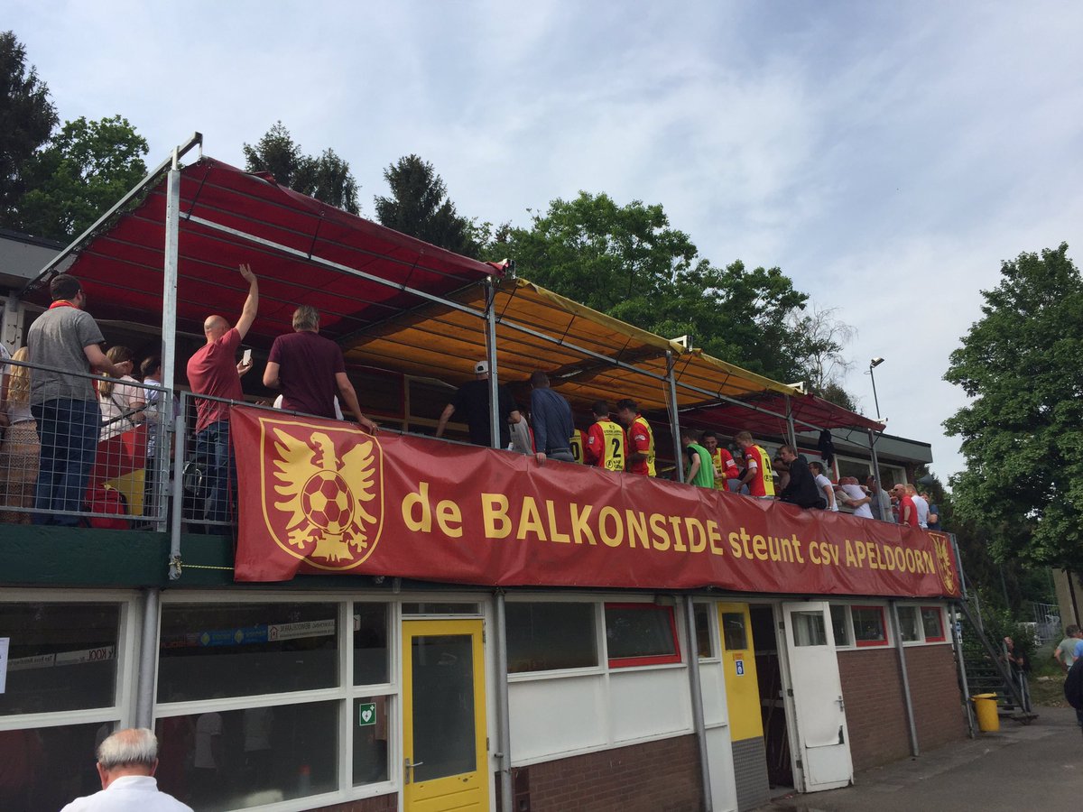csv_apeldoorn's tweet photo. De Balkonside viert feest met de spelers na de 2-1 overwinning op Genemuiden. #csvgen https://t.co/1Qvchxy7Qz