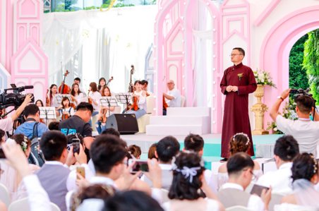 dingtalkhq's tweet image. Every year, on May 10, Alibaba Group celebrates AliDay, an employee-appreciation day unlike almost any other in existence. 
#Alibaba #DingTalk #Aliday #familyday #Aliwedding 
alizila.com/aliday-2018-th…