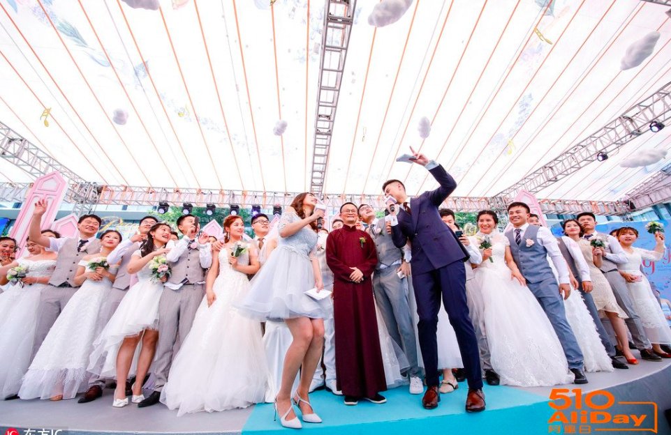 dingtalkhq's tweet image. Every year, on May 10, Alibaba Group celebrates AliDay, an employee-appreciation day unlike almost any other in existence. 
#Alibaba #DingTalk #Aliday #familyday #Aliwedding 
alizila.com/aliday-2018-th…