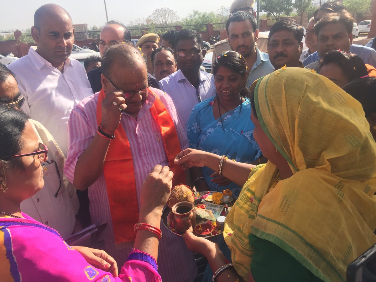 AnitaBhadelBJP's tweet photo. 5 करोड की लागत से सामुदायिक स्वास्थ्य केंद्र के उद्घाटन समारोह मे मुख्य अतिथि चिकित्सा मंत्री कालीचरण सराफ़ा के साथ , इस स्वास्थ्य भवन से 6 वार्डों के क्षेत्रवासी प्रभावित होंगे ।।
#BJP
#developing #Ajmer https://t.co/Pr5rN5ErxP