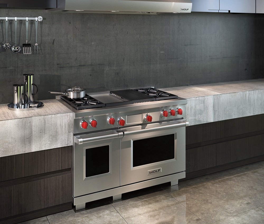 Dit Wolf fornuis is 122 cm breed en uitgevoerd met twee elektrische ovens. De bovenzijde kan variëren van gasbranders, bakplaat, bbq of French top. Alle branders kunnen zowel sudderen als wokken! Een feest om naar te kijken en mee te werken.