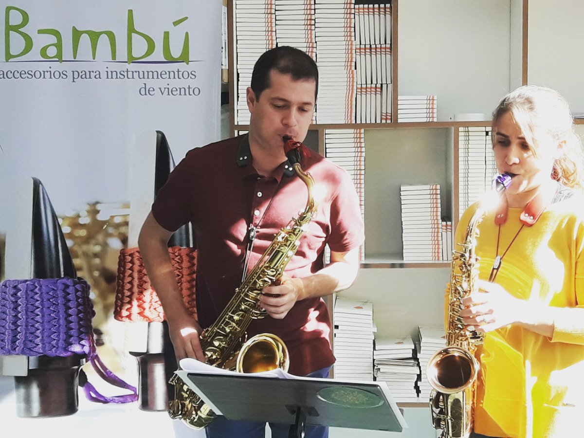 vientosbambu's tweet photo. Nuestros amigos Alejandro Bidegaín y Estefanía Schanton probando nuestros productos y conociendo nuestras novedades. https://t.co/bfVn1hlSQC