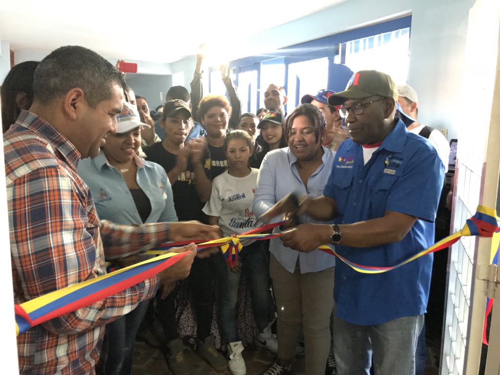 danielquin1's tweet photo. #AlMomento @VPterritorial @MPComunas @psuvaristobulo llega al #Zulia cumpliendo instrucciones de nuestro PTE @NicolasMaduro para junto al @AlcaldiaMcbo @willy_casanova se ha inaugurado el comedor MamaRosa en la sede de la Fundación niños del Sol #Maracaibo @TareckPSUV https://t.co/wYt539vj2C