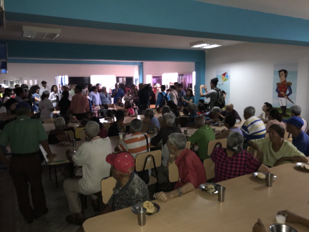 danielquin1's tweet photo. #AlMomento @VPterritorial @MPComunas @psuvaristobulo llega al #Zulia cumpliendo instrucciones de nuestro PTE @NicolasMaduro para junto al @AlcaldiaMcbo @willy_casanova se ha inaugurado el comedor MamaRosa en la sede de la Fundación niños del Sol #Maracaibo @TareckPSUV https://t.co/wYt539vj2C