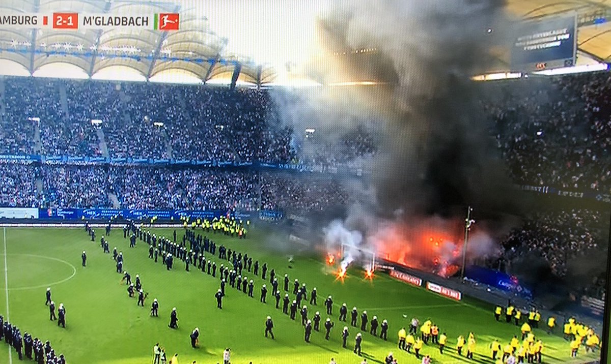 2010MisterChip's tweet image. Los ultras del HSV asimilan bajo ningún concepto el descenso del club y están quemando todo lo que pillan en su fondo. La humareda en el Volksparkstadion es tremenda.