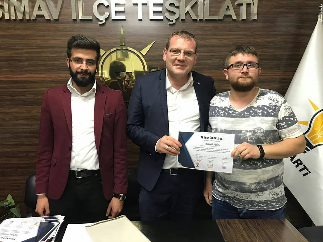 SimavUniak's tweet photo. Üniak Simav Olarak Bir Dönemin Daha Sonuna Geldik. Ak Parti Simav Gençlik Kolları Başkanımız Ali İhsan KUŞDEMİR Arkadaşlarımıza  Teşekkür Belgelerini Takdim Ettiler. Başta İlçe Başkanımız Sn. Adil BİÇER Olmak Üzere, Görevimiz Süresince Herkese Şükranlarımızı Sunuyoruz. https://t.co/gtfg8i7V22