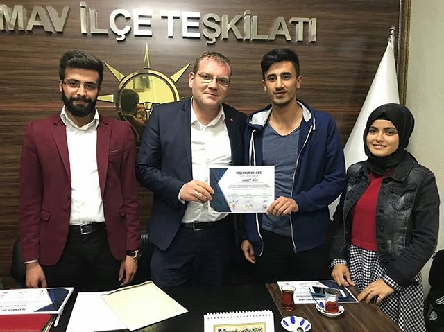 Üniak Simav Olarak Bir Dönemin Daha Sonuna Geldik. Ak Parti Simav Gençlik Kolları Başkanımız Ali İhsan KUŞDEMİR Arkadaşlarımıza  Teşekkür Belgelerini Takdim Ettiler. Başta İlçe Başkanımız Sn. Adil BİÇER Olmak Üzere, Görevimiz Süresince Herkese Şükranlarımızı Sunuyoruz.