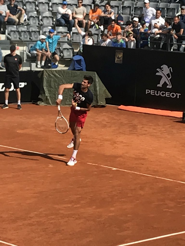 Fedexme's tweet photo. At @InteBNLdItalia when you see a @DjokerNole training session! Tennis experience #ibi18 https://t.co/aPSQB7QBXN
