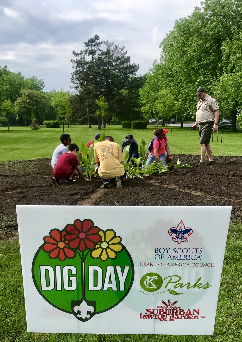 KCMOParks's tweet photo. Diggin’ in on bed two! Planting on Ward Parkway #Troop10 #DigDay #KCParks #WhereKCPlays @HOACBSA https://t.co/VX5yWtGnoK