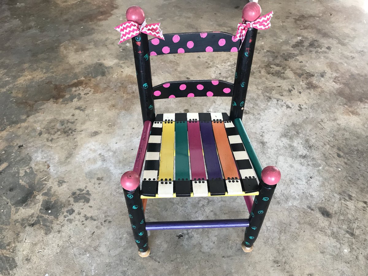 Peacelove1st's tweet image. The Student of the Day will be able to sit in this chair my mama painted for my class over 30 years ago. 💗💚💜💛 #organizedhoarder #originalmackenziechildsmama #lockheedunited #thatswhyikeepstuff #lockheedunited @culversmama @carolkola