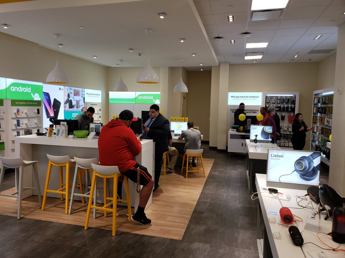 skossa01's tweet photo. Come visit @SprintIntmall for some great mother's day promotions! 5 lines for only $90, lease one get one iPhone, 50% of Samsung #switchnsave today! @andrewroberts91 @Sprint4FL @jajones83 @marceloclaure #SprintSaturday #GettingBetterEveryday https://t.co/5sbXqK4BGf